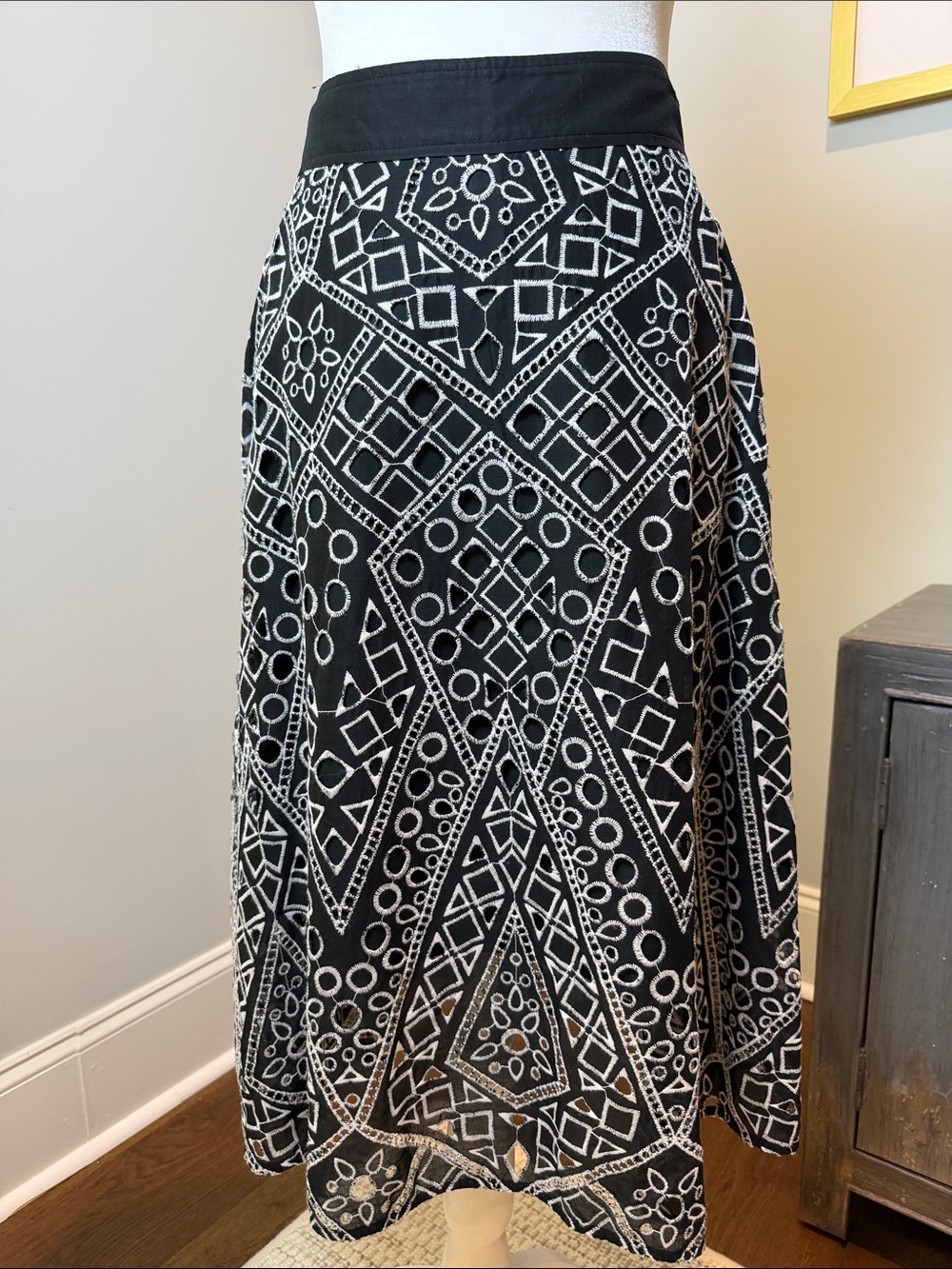 Banana Republic Black & White Geometric A-Line Skirt. Size 6.